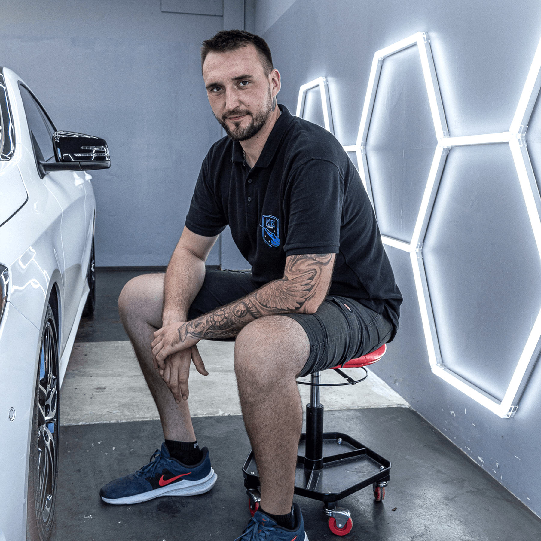 Kevin Website heller Portrait Kevin Hofstätter, mk-cardetailing, Lackaufbereitung, Innenraumreingung, Polieren, Cardetailing Vorarlberg